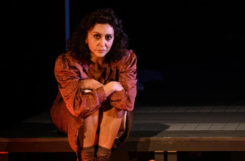  Paola Minaccioni è Elena la matta