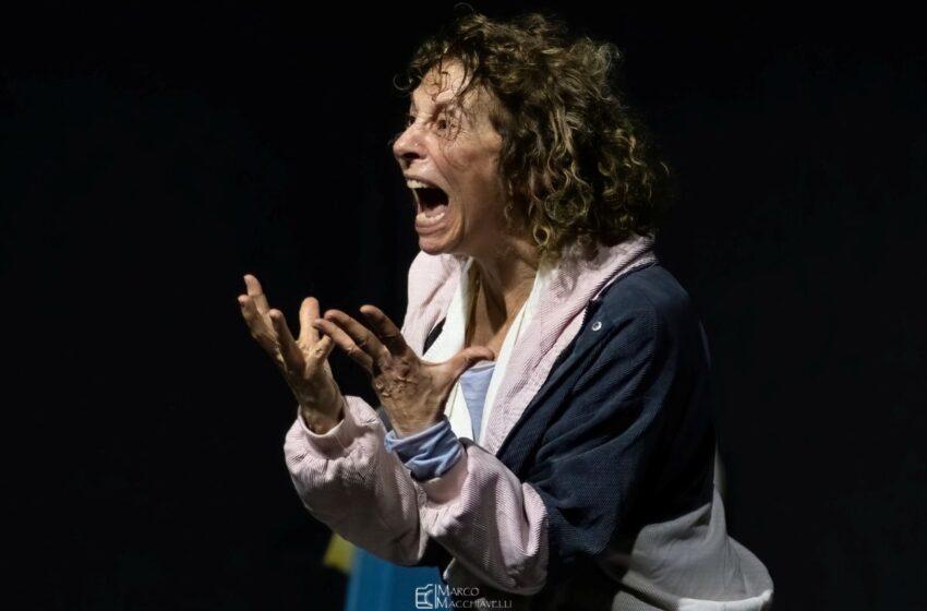  Cloris Brosca protagonista di Hostages